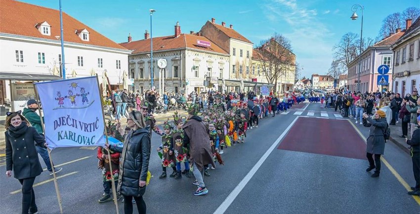 Male maškare razveselile Karlovac – Vrtićanci pokazali maštovite kostime, dobro se zabavili i, naravno, zasladili 